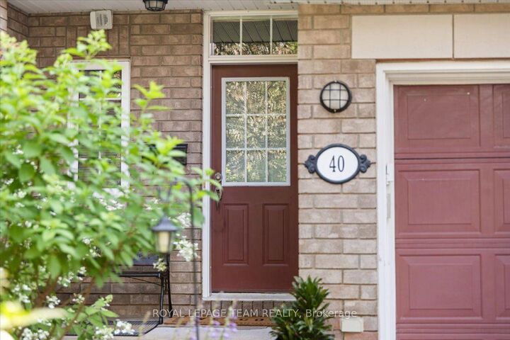 Property Photo:  40 Saddlesmith Circle  ON K2M 2Y9 