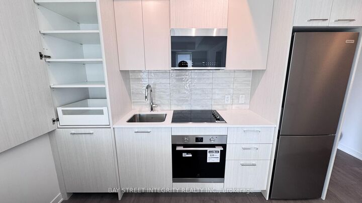 Property Photo: 10 Oak Street 903 ON M5A 0Z1
