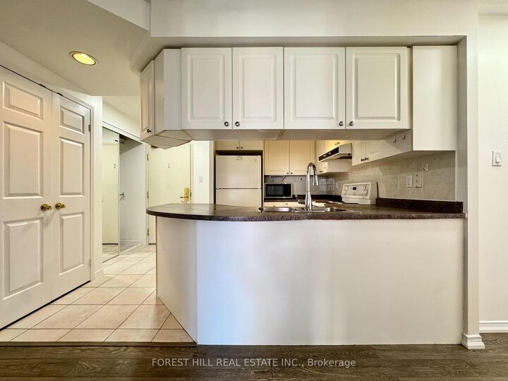 Property Photo: 889 Bay Street 810 ON M5S 3K6