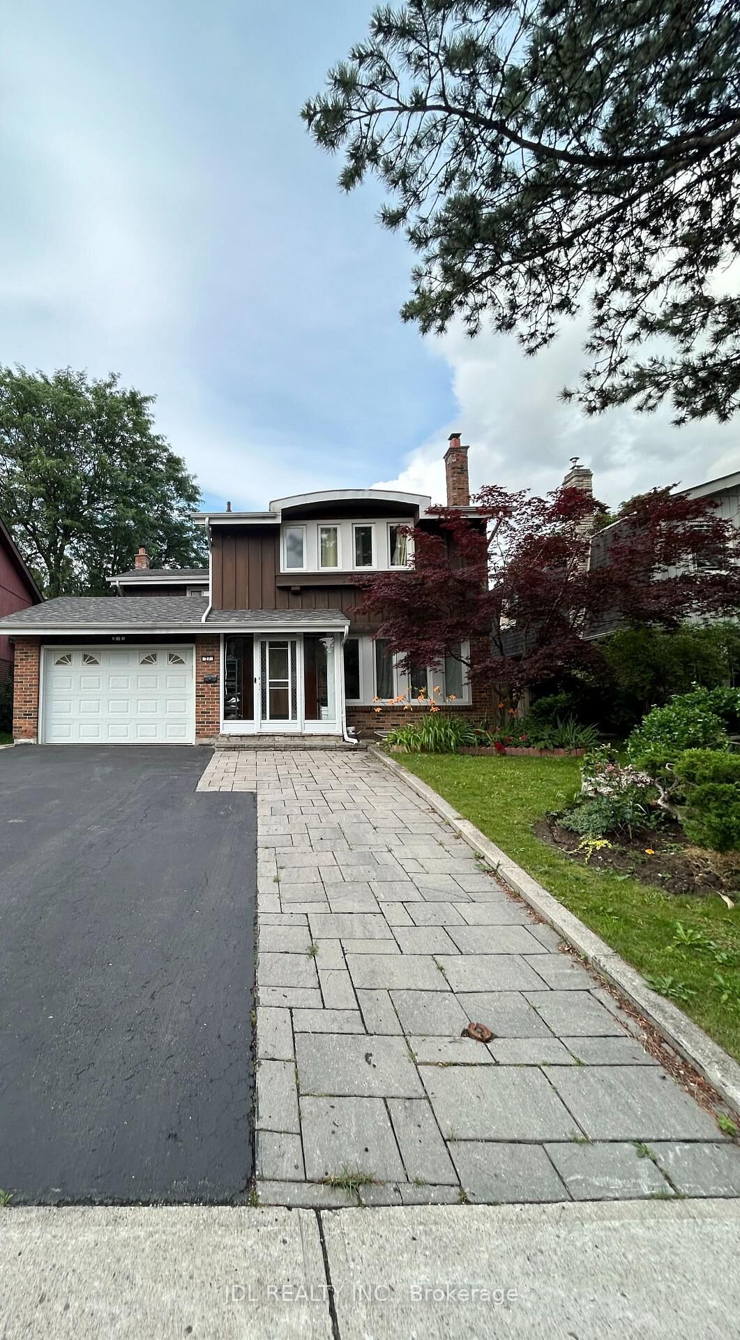 Property Photo: 27 Macklingate Ct Court Three-Bedroom Bsmt ON M1V 1A2