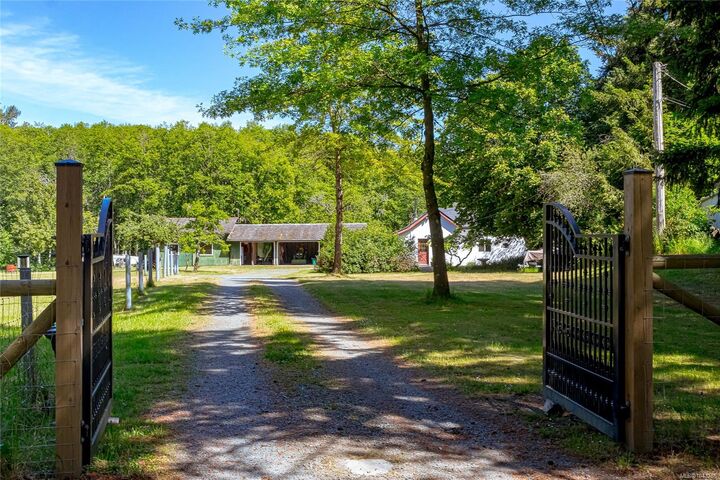 Property Photo: 3401 River Rd BC V0R 1K3