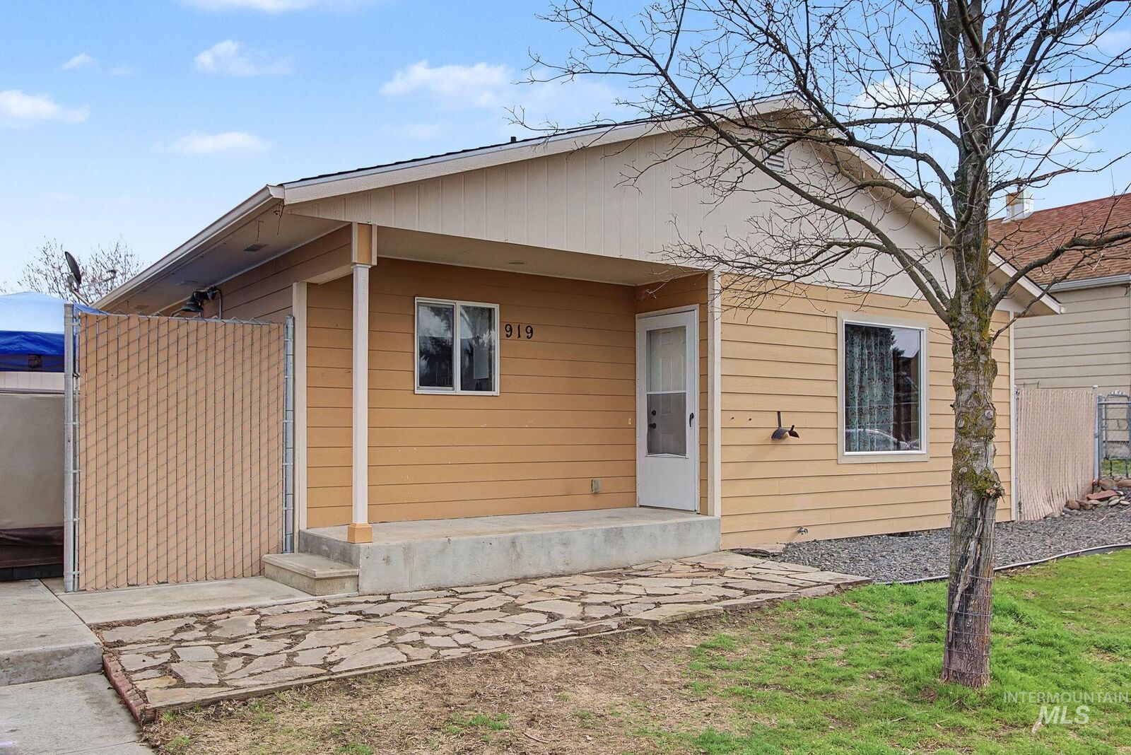 Property Photo: 919 9th Street WA 99403