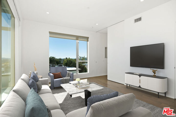 Property Photo:  935 N San Vicente Blvd  CA 90069 