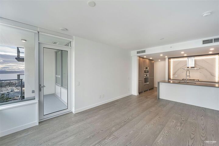 Property Photo:  15165 Thrift Avenue 1304  BC V4B 0C1 