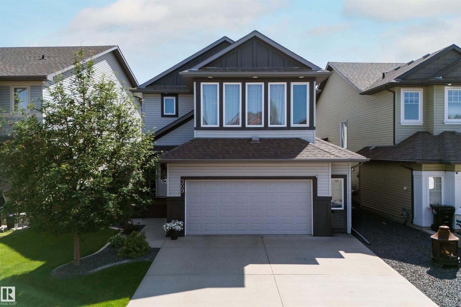 Property Photo:  309 Still Creek Crescent  AB T8H 0S7 