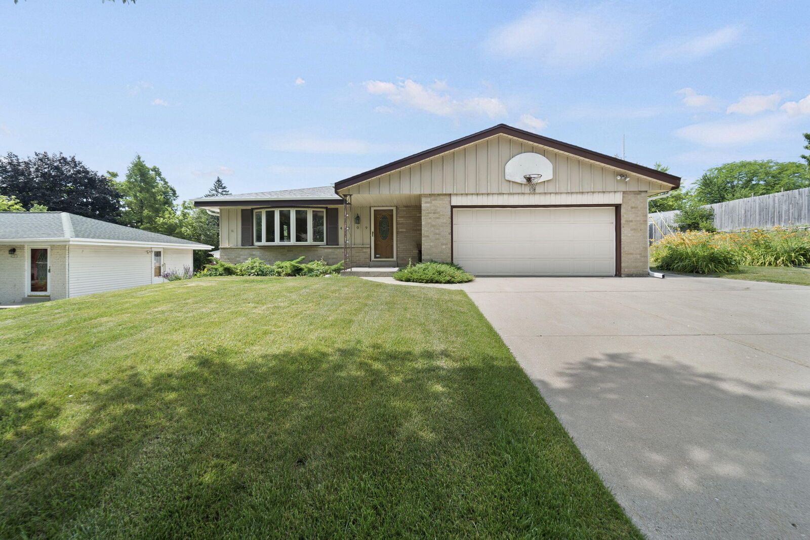 Property Photo: 4109 W Hemlock St WI 53209