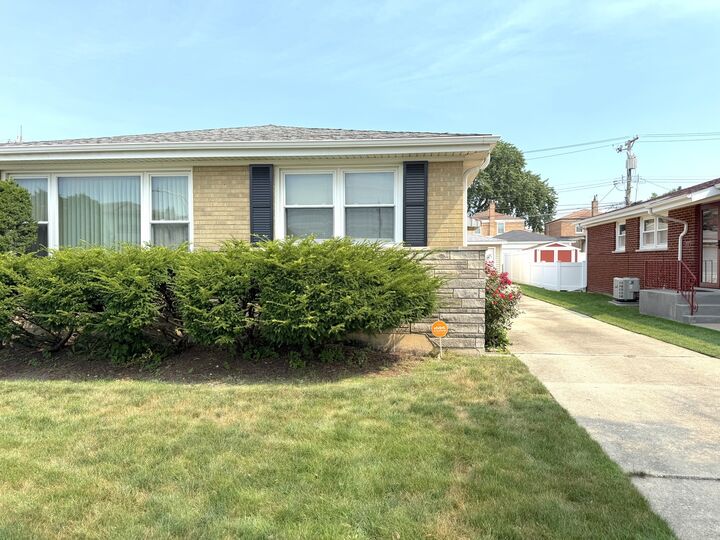 Property Photo: 2816 W Seipp Street IL 60652