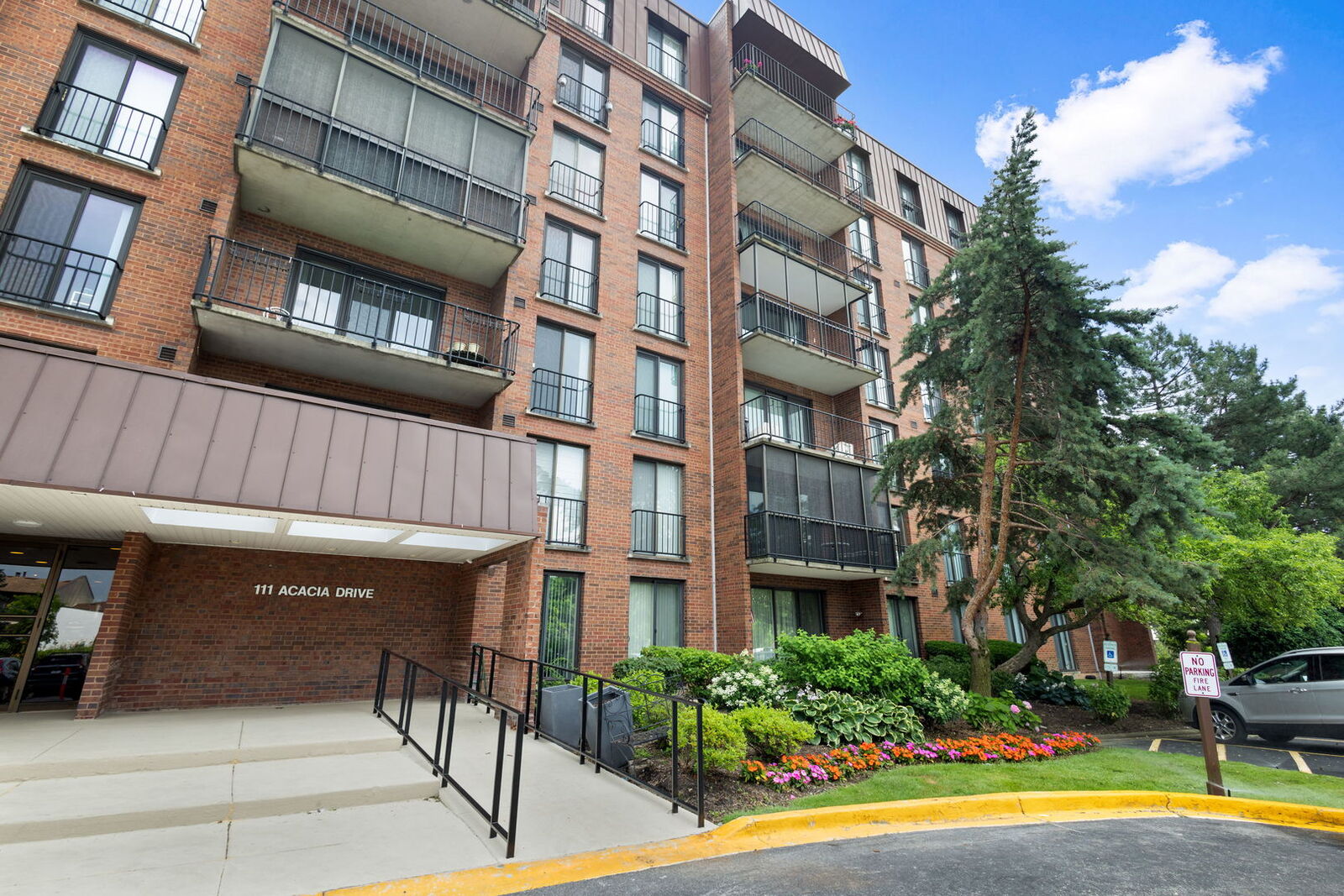 Property Photo: 111 Acacia Drive 306 IL 60525