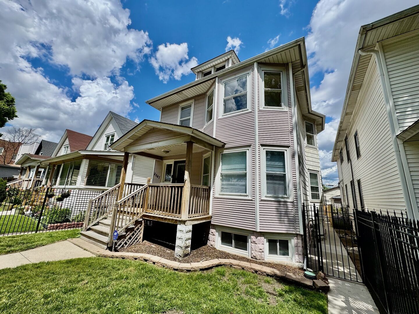 Property Photo:  2047 N Lavergne Avenue 1  IL 60639 