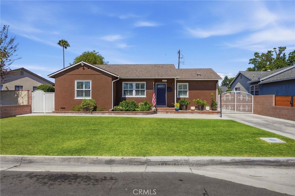 Property Photo: 10521 Greenbush CA 90604