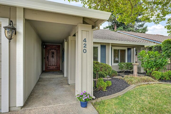 Property Photo:  420 Rivergate Way  CA 95831 