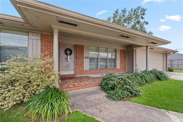 Property Photo:  1003 W University Avenue  LA 70401 