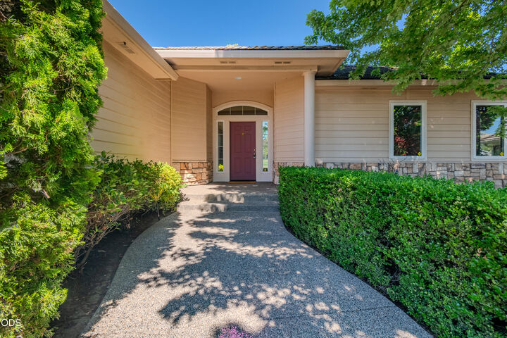 Property Photo: 401 Golf View Drive OR 97504