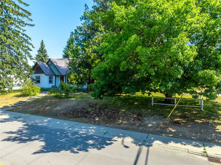 Property Photo: 422 Ninth Street E BC V0E 2S0