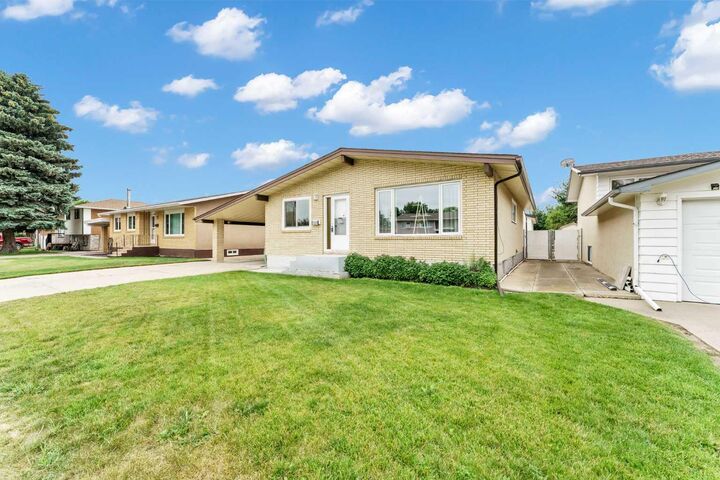 Property Photo:  2689 Thompson Crescent SE  AB T1B 1C5 