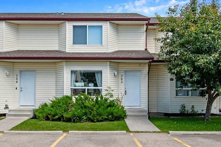 Property Photo:  703 Eagleview Place NW  AB T1V 1Y6 
