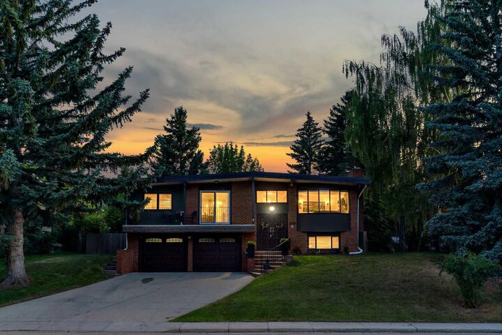 Property Photo:  4143 Varsity Road NW  AB T3B 2Y5 