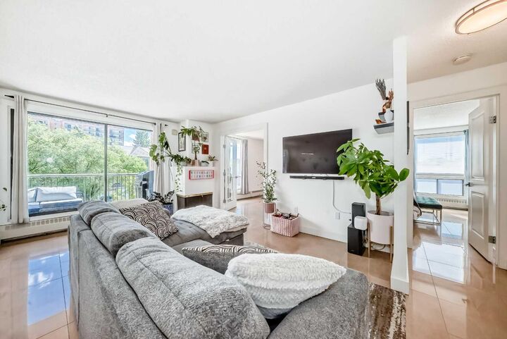 Property Photo: 1334 14 Avenue SW 205 AB T3C 0W2