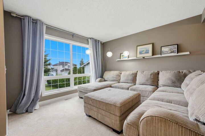Property Photo:  44 Gleneagles View  AB T4C 1P1 