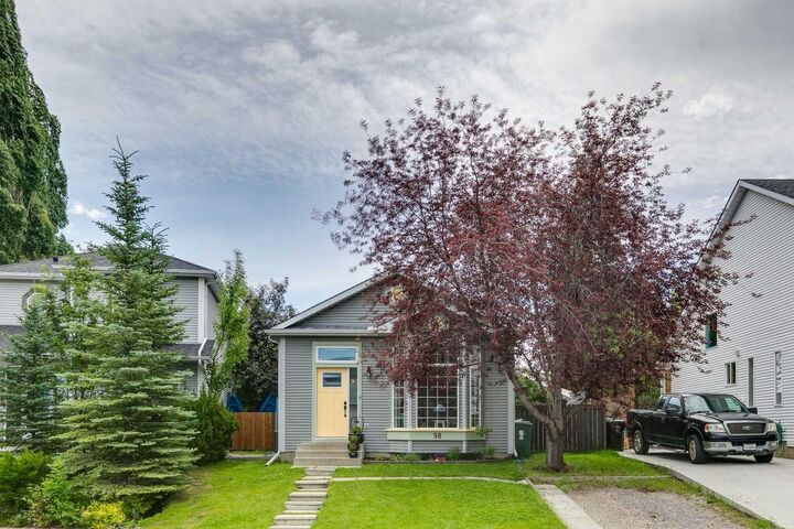 Property Photo:  98 River Rock Way SE  AB T2C 4H1 