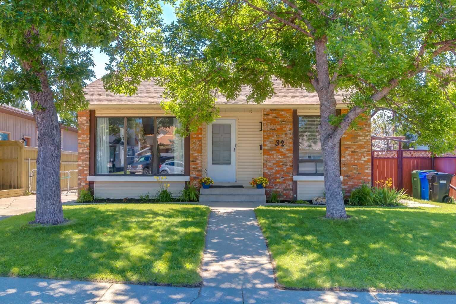 Property Photo:  32 Berkley Place NW  AB T3K 1A7 
