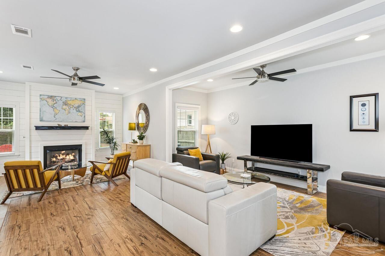 Property Photo:  1445 E Cross St  FL 32503 