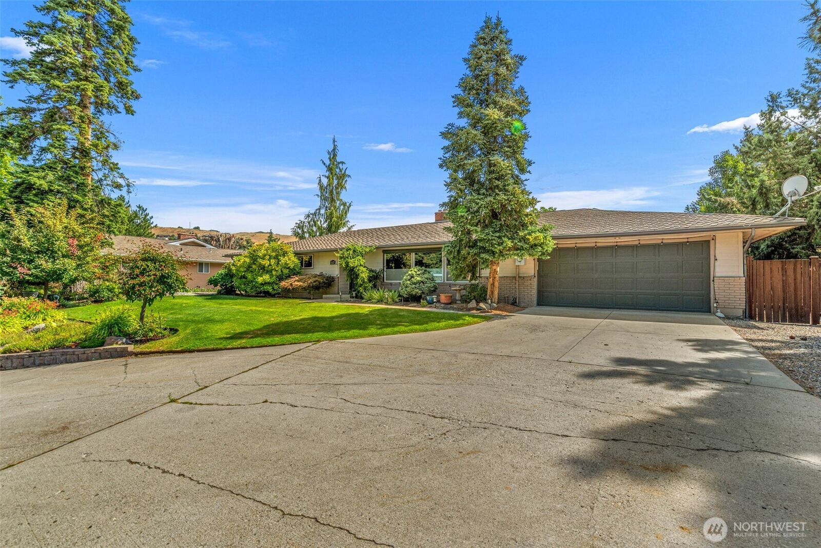 Property Photo: 1677 Eastmont Avenue WA 98802