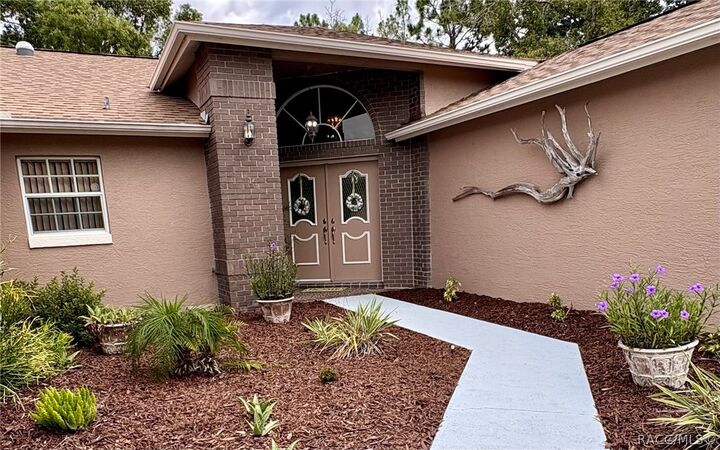 Property Photo: 16 Pawpaw Court S FL 34446