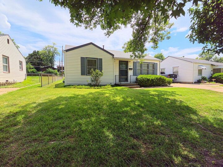 Property Photo: 5913 E Bellaire St KS 67218