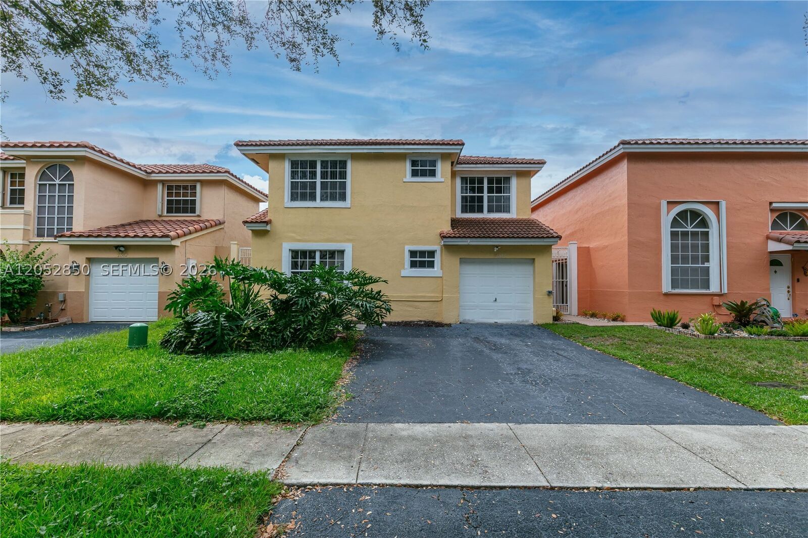 Property Photo: 2592 W Saratoga Dr FL 33026