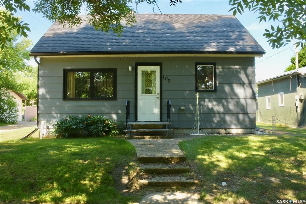 Property Photo:  102 McKendre Street  SK S0G 1H0 