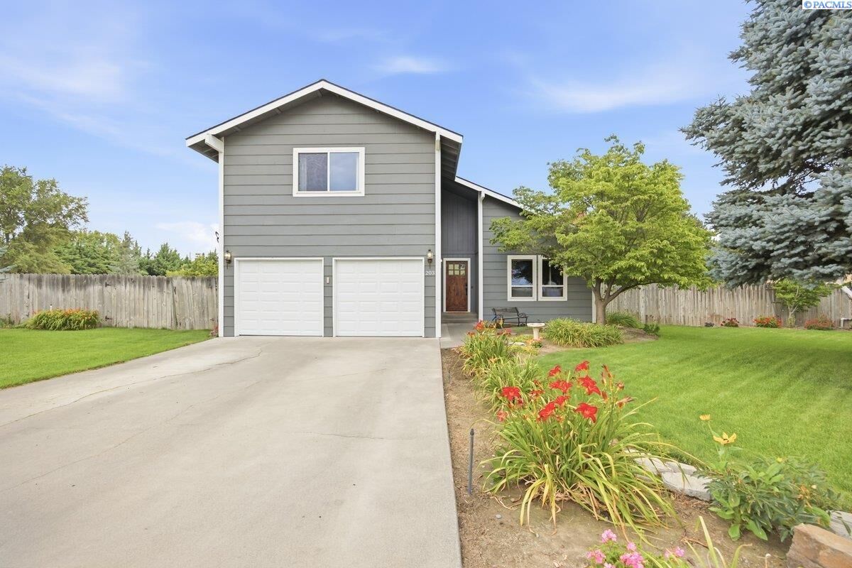 Property Photo: 203 E 45th Pl WA 99337