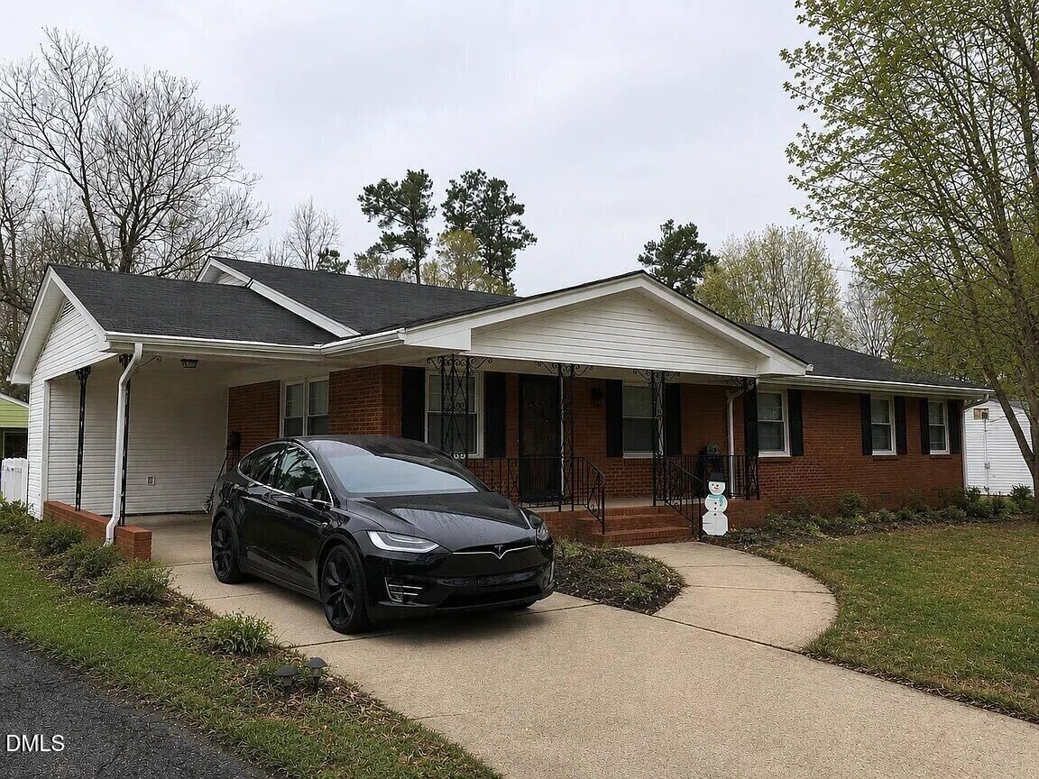Property Photo: 2824 Crestline Avenue NC 27603