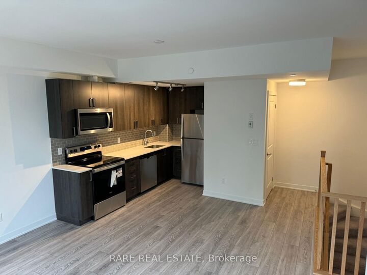 Property Photo: 4045 Hickory Drive 15 ON L4W 0G6