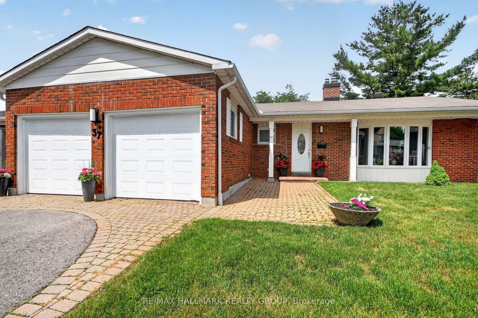 Property Photo: 37 Parkwood Crescent ON K1B 3J5
