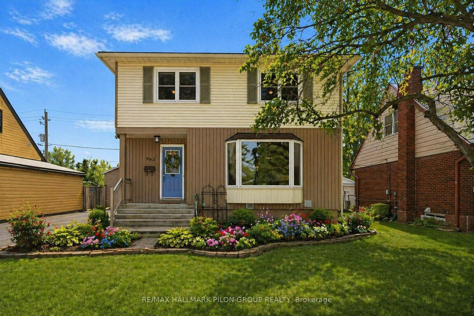 Property Photo: 962 Weston Drive ON K1G 1X2