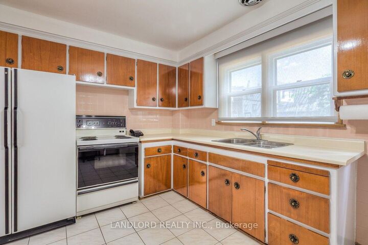 Photo de la propriété:  85 Greenlaw Avenue  ON M6H 3V8 
