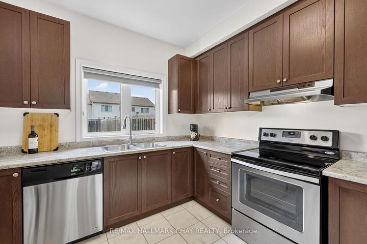 Property Photo:  21 Pearcey Crescent  ON L4N 6R8 