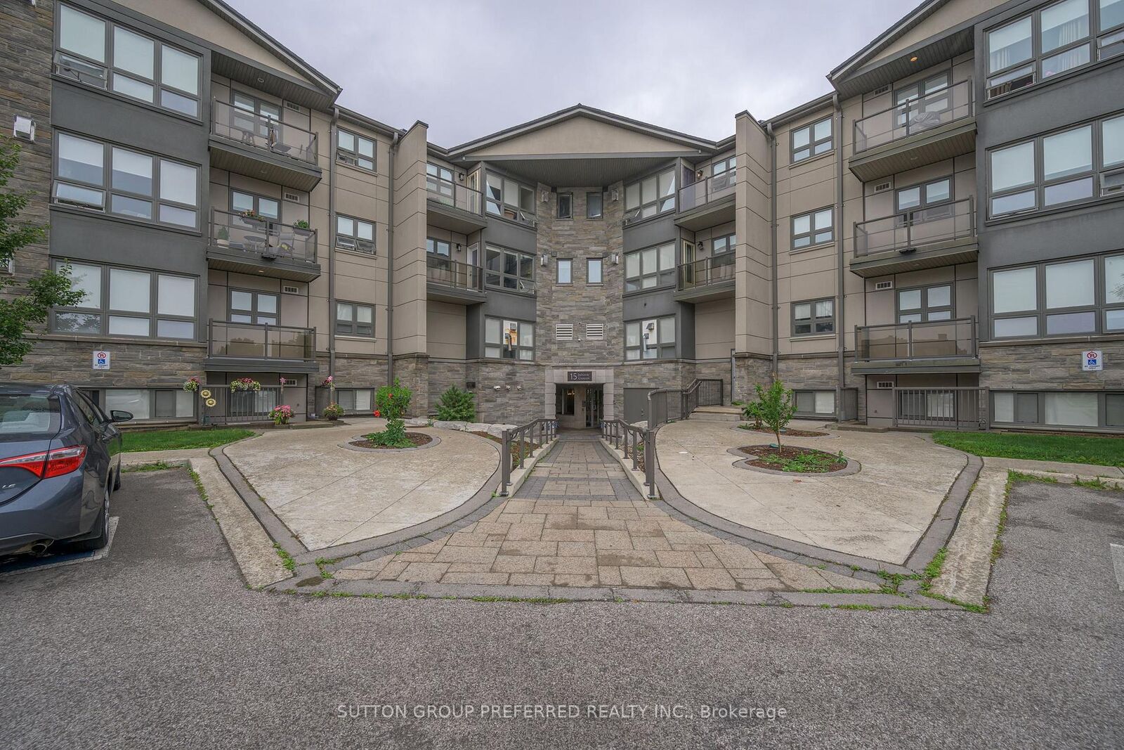 Property Photo:  15 Jacksway Crescent 202  ON N5X 3T8 