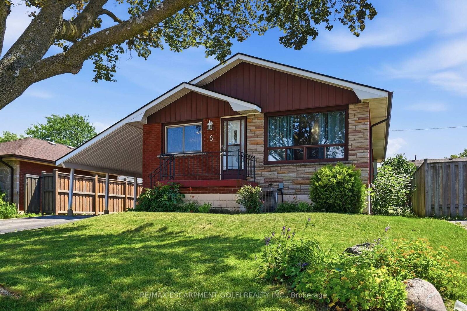 Property Photo: 6 Beaconsfield Drive ON L8T 2W8