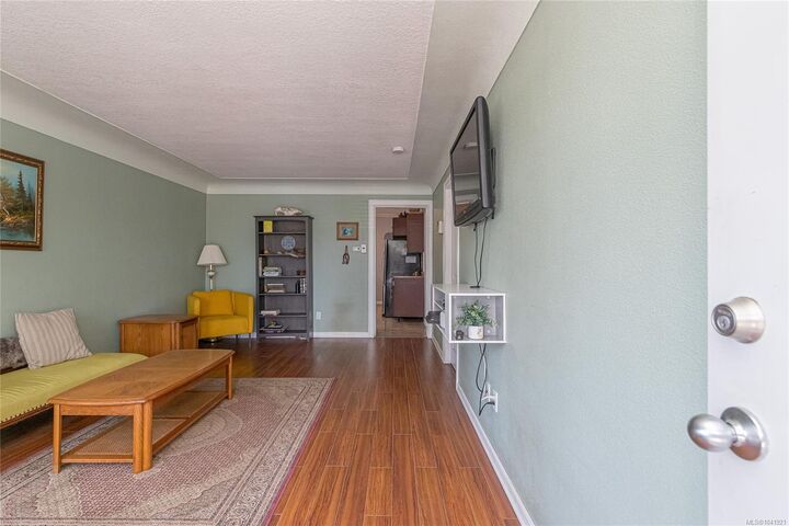 Property Photo:  627 Kennedy St  BC V9R 2J9 