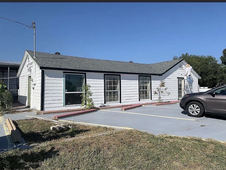 Property Photo: 804 W 2nd Street TX 76574