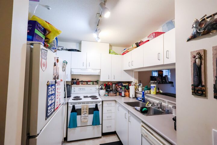 Property Photo: 723 Twelfth Street 205 BC V3M 4J8