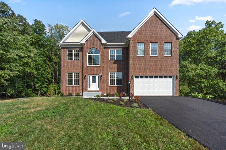 Property Photo: 15701 Piedmont Pl VA 22193