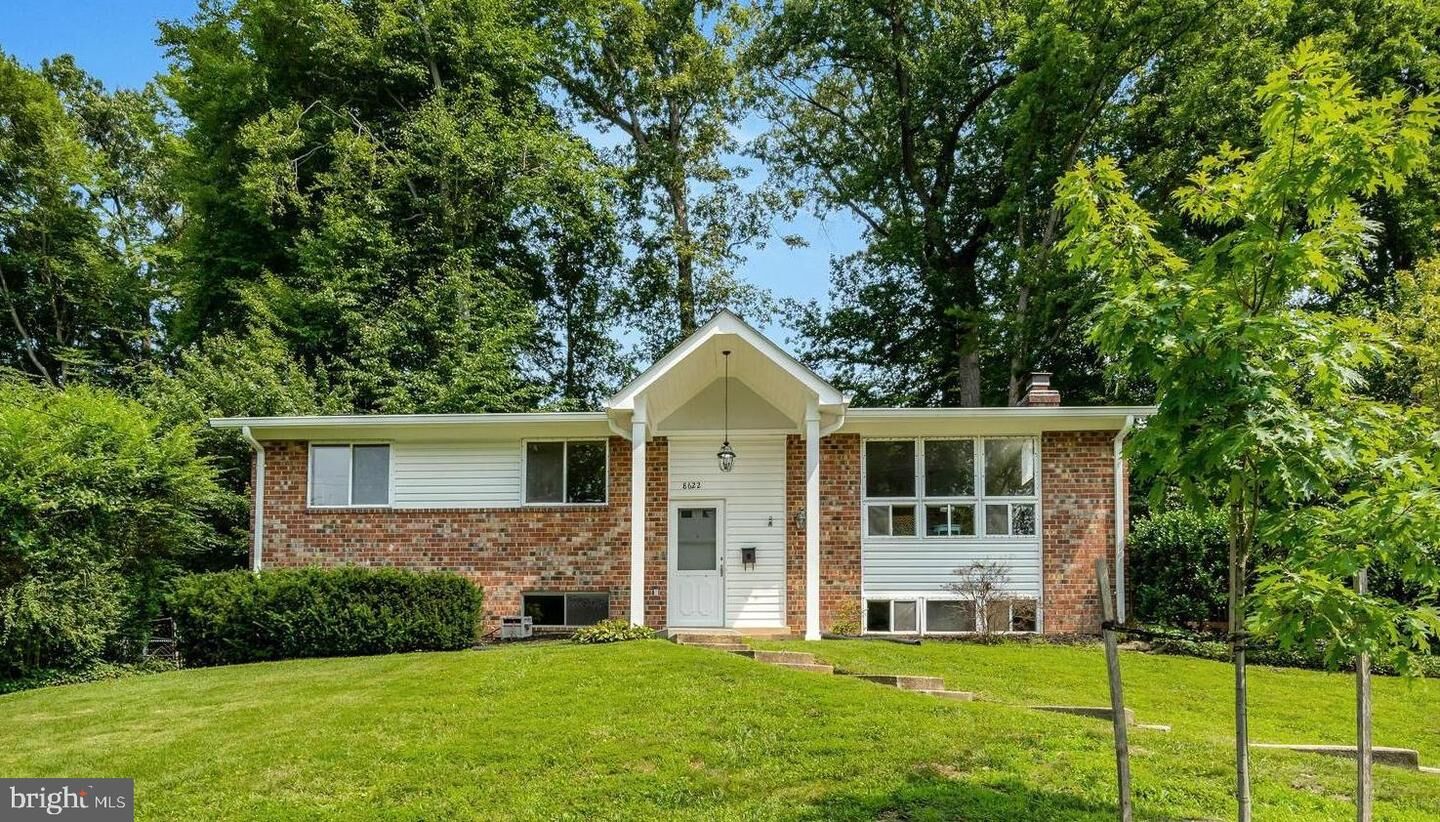 Property Photo: 8622 Kenilworth Drive VA 22151