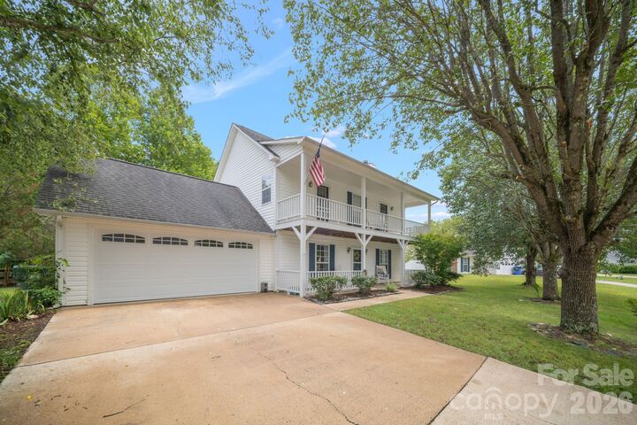 Property Photo: 1040 Thorncrest Drive NC 28732