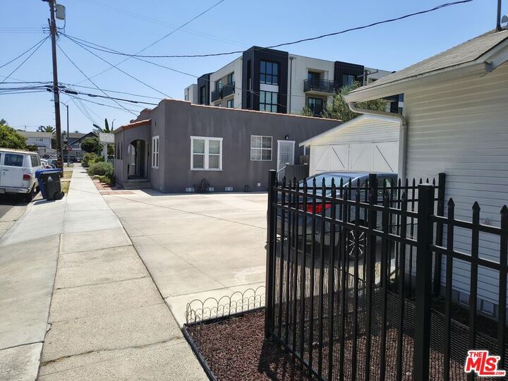 Property Photo: 2402 Carmona Ave CA 90016