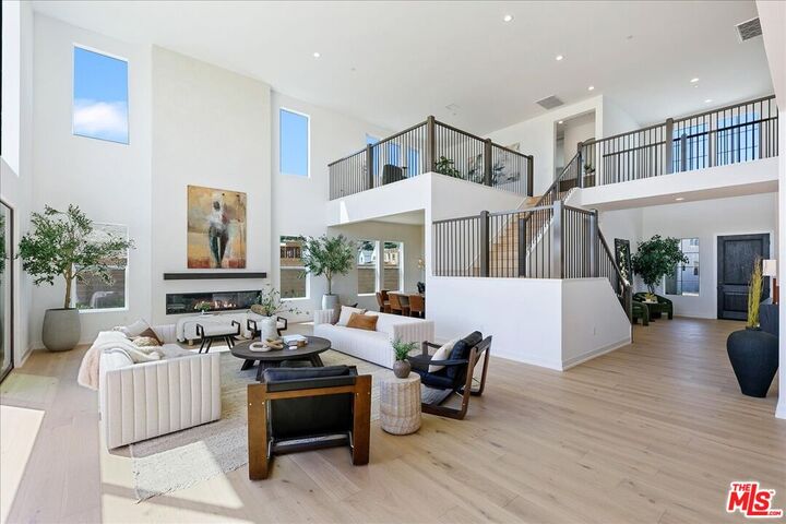 Property Photo: 22810 Seaqua Cir CA 91311