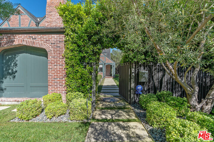 Property Photo:  560 S Bronson Ave  CA 90020 