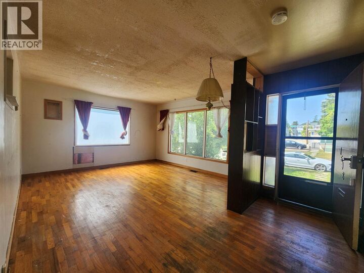 Property Photo: 1598 Ingledew Street BC V2L 1K5